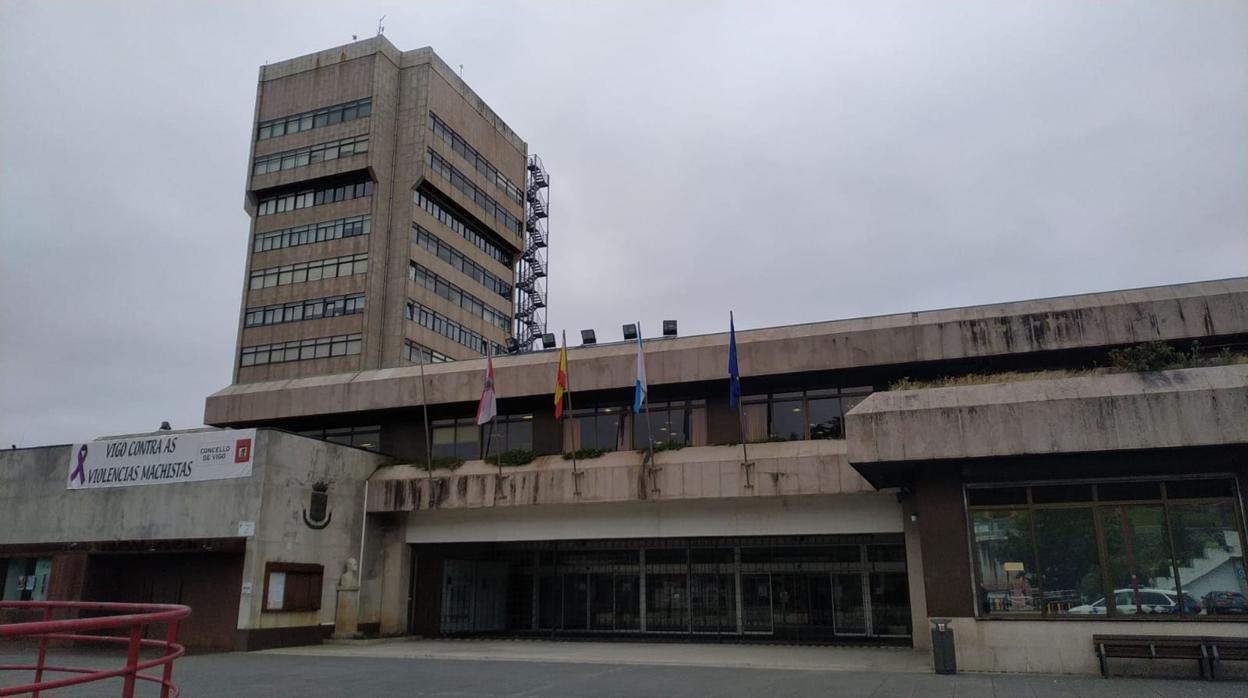 Las banderas, izadas, en el ayuntamiento de Vigo, en una imagen difundida este sábado por el PP