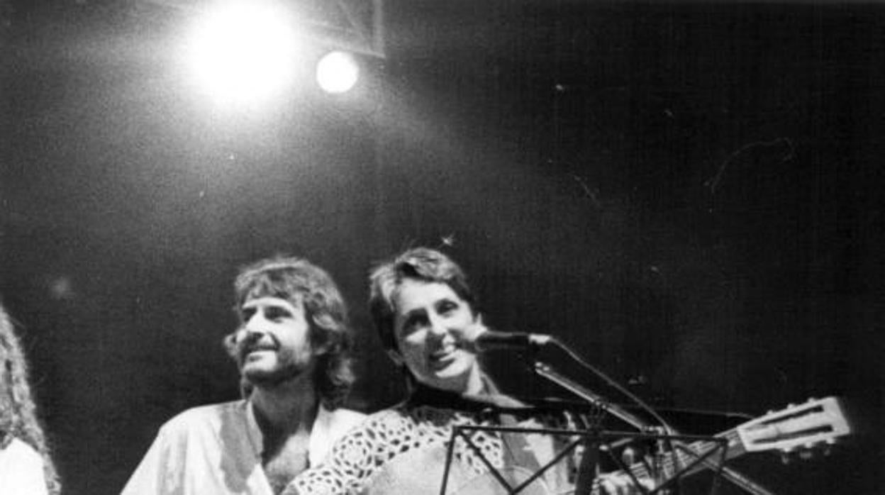 Luis Eduardo Aute y Joan Baez en el Palacio de los Deportes, en las fiestas de San Isidro de 1983