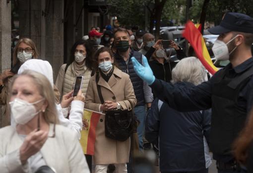 Los viandantes pasean por la calle sin respetar la distancia de seguridad