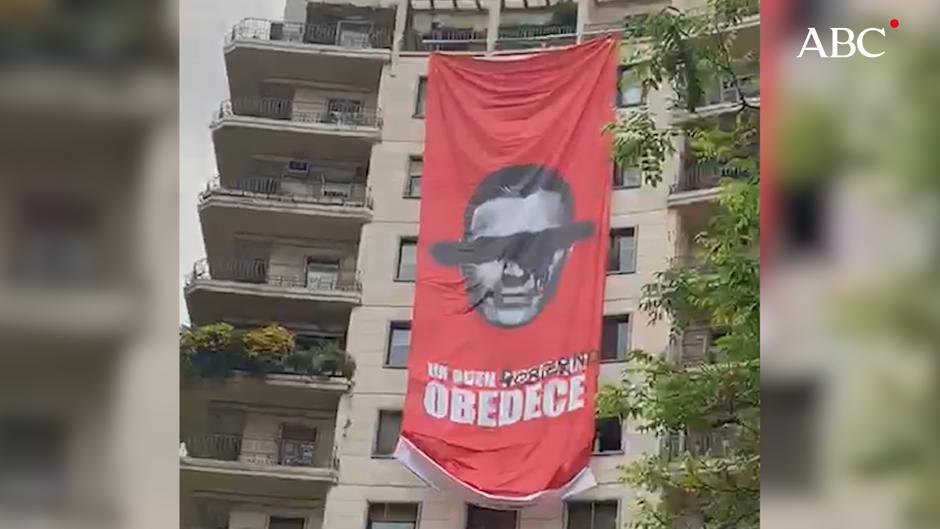 Despliegan una pancarta gigante contra Pedro Sánchez en un edificio de Madrid