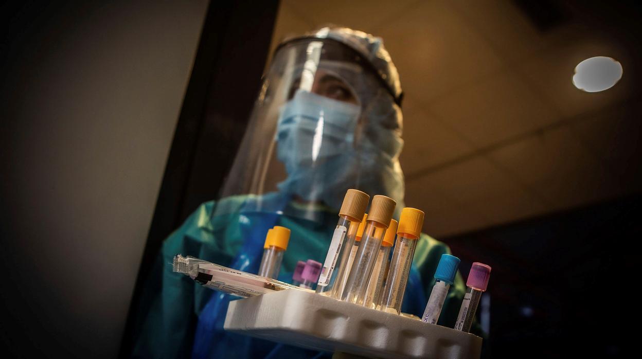 Una auxiliar preparada para hacer Test PCR en el Hospital de Aranda de Duero (Burgos)