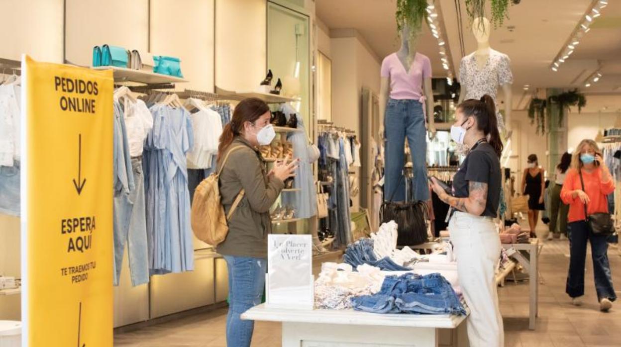 Una tienda de moda, este lunes en Barcelona