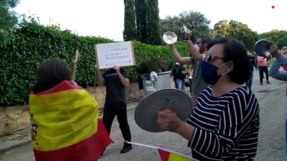 Vídeo: la cacerolada contra el Gobierno llega al chalé de Pablo Iglesias