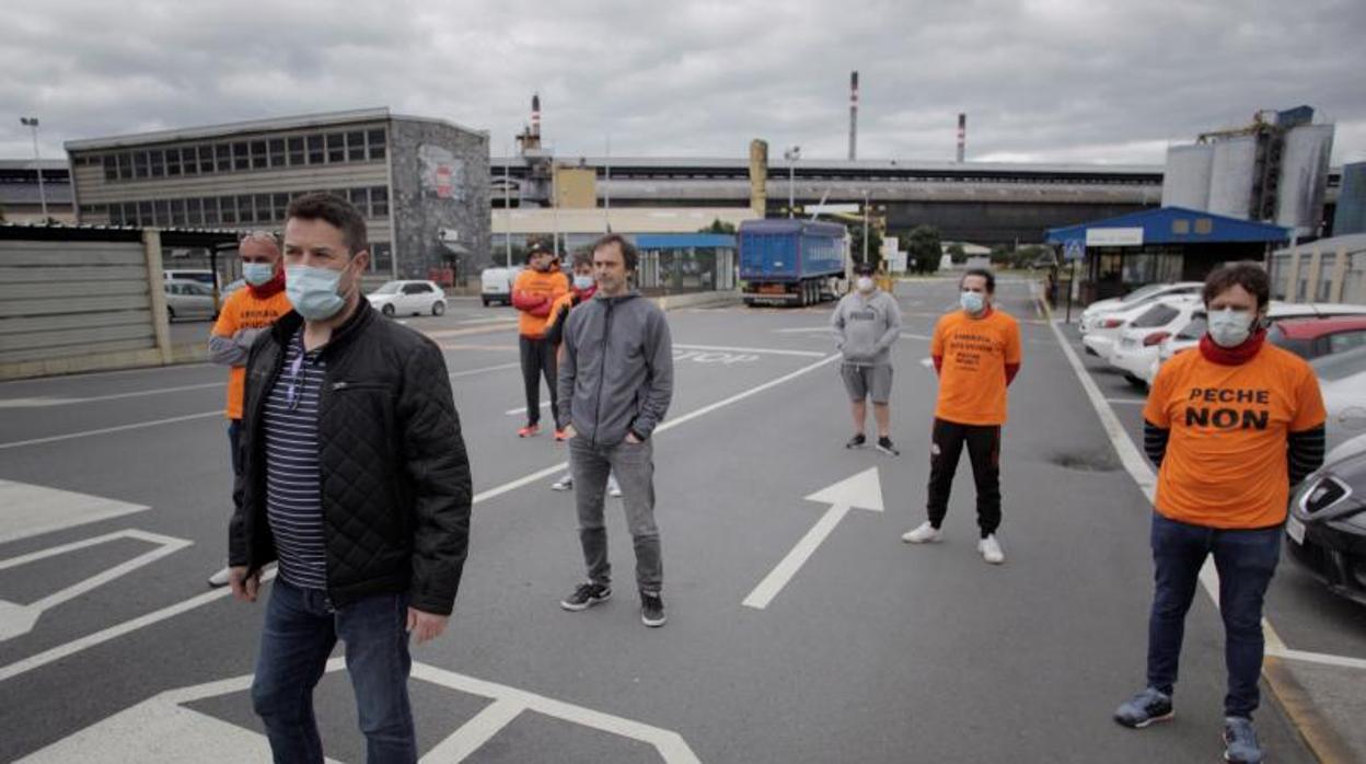 Trabajadores de Alu Ibérica en la planta coruñesa