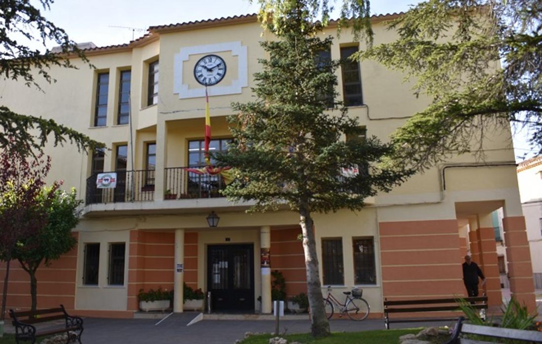 Fachada principal del Ayuntamiento de Alpera (Albacete)