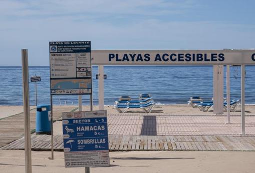 Pasarela a por la arena con la playa vacía, una imagen inusual en Benidorm