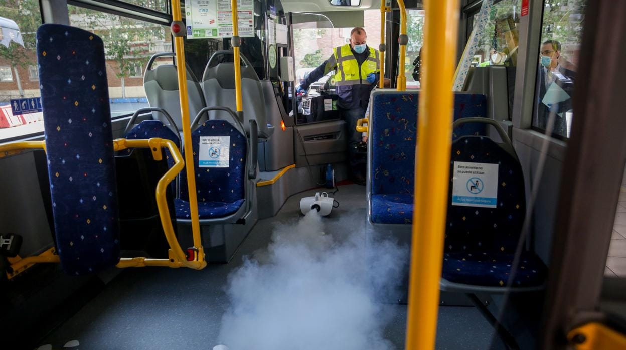 Un operario desinfecta con ozono, ayer, un autobús