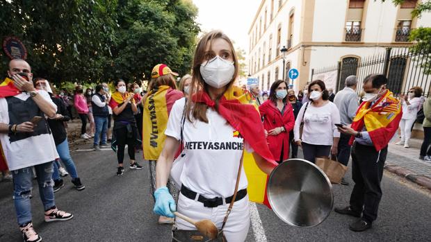 «Gobierno dimisión»: las protestas contra la gestión de Pedro Sánchez y Pablo Iglesias arrecian en Valencia