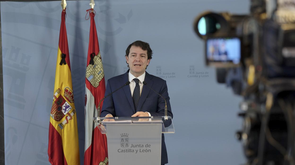 Fernández Mañueco, durante su comparecencia ante los medios tras la conferecia virtual de presidentes autonómicos con Sánchez