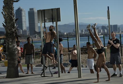 Decenas de deportistas en la Barceloneta