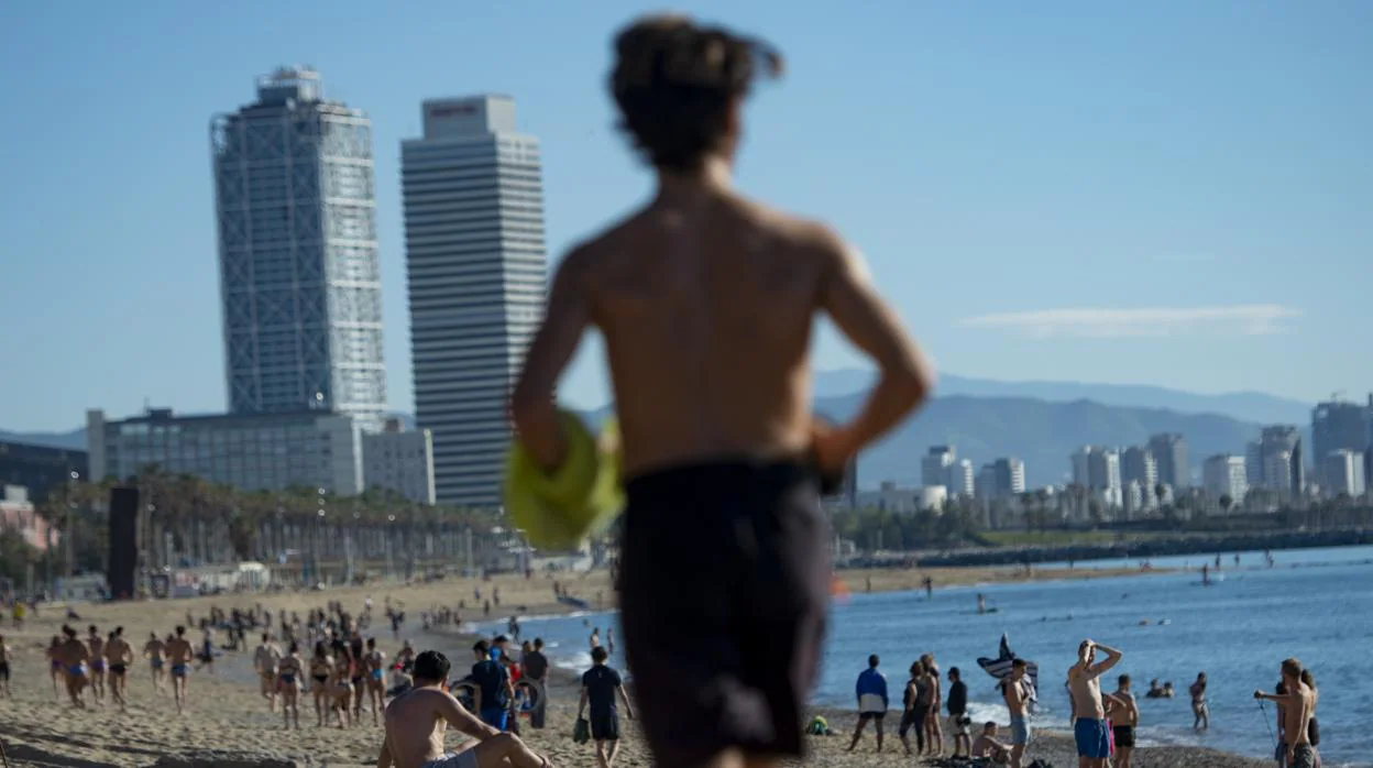 Las playas de Barcelona, llenas de vecinos este martes