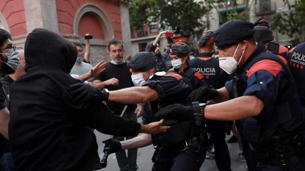 Una detenida en una manifestación en Barcelona de grupos anticapitalistas