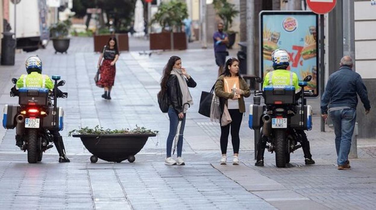 La Policía Local identidfica a ciudadanos durante el Estado de Alarma en Santa Cruz de Tenerife