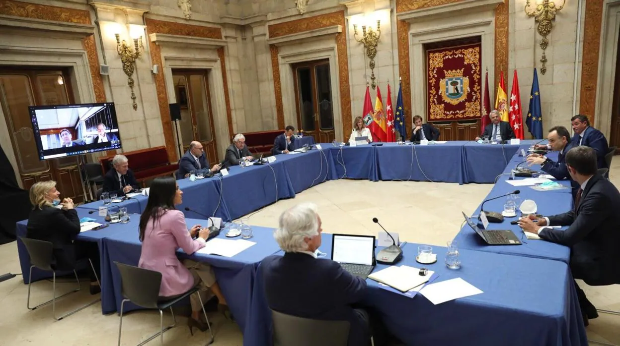Reunión de Martínez-Almeida y Villacís con los representantes empresariales y sociales