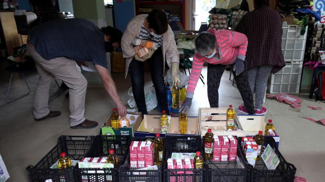 Ciudadanos de Mortalaz acuden a un banco de alimentos a recoger kilos de comida