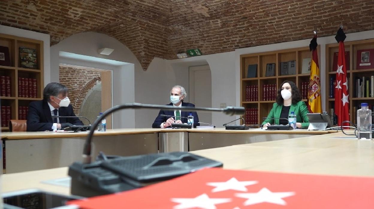 Isabel Diaz-Ayuso y Enrique Escudero durante la reunión