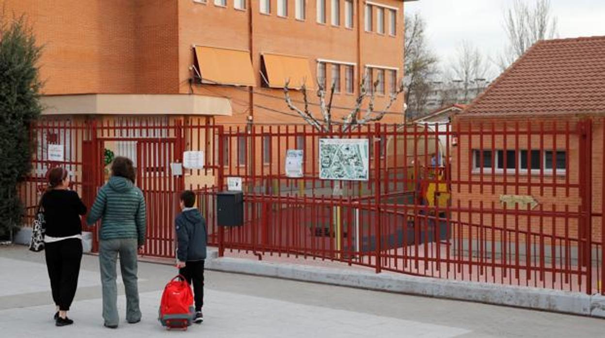 Una madre acude con sus hijos a un colegio antes de la pandemia del coronavirus