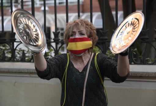 Una mujer protesta en el Paseo de la Bonanova