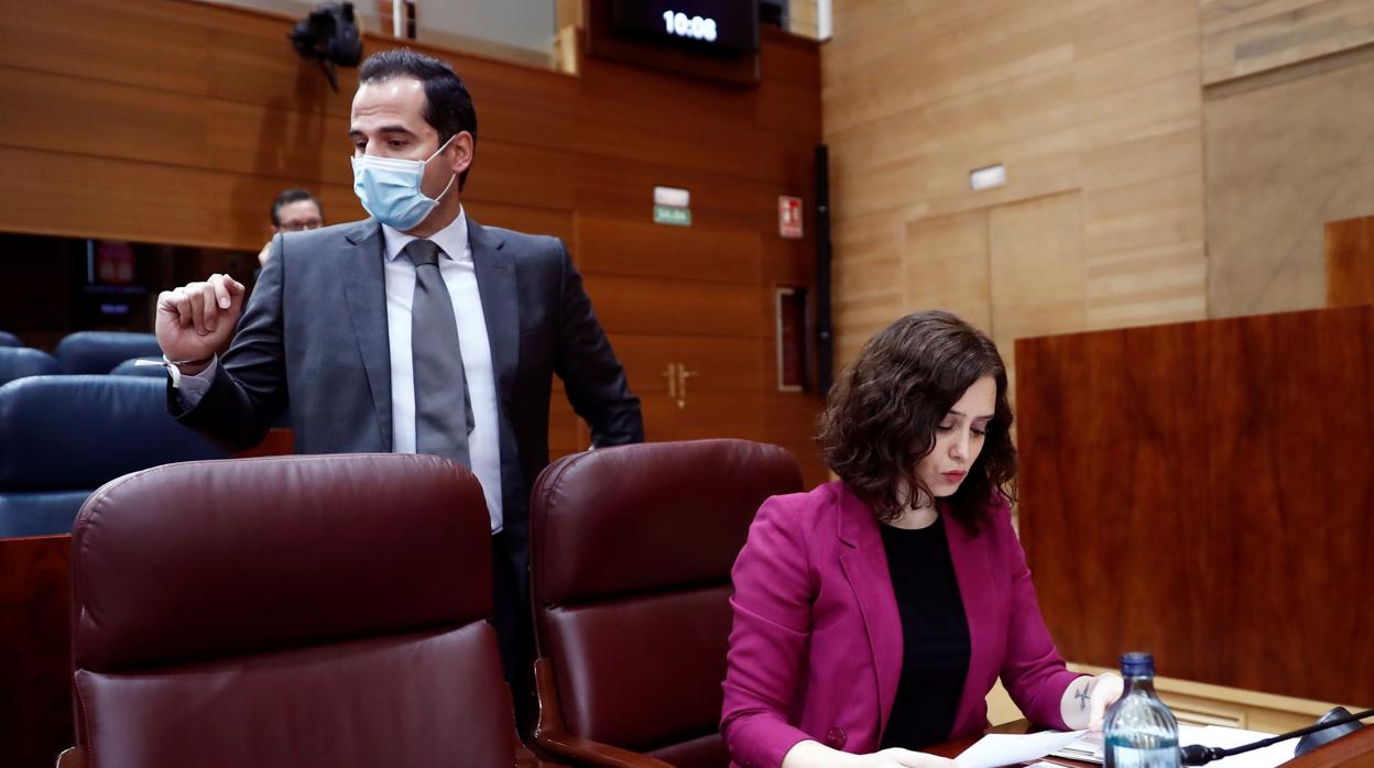 Aguado y Díaz Ayuso, en un pleno de la Asamblea de Madrid