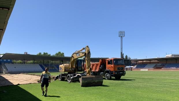 Cambian el césped del estadio «El Prado» de Talavera después de 17 años