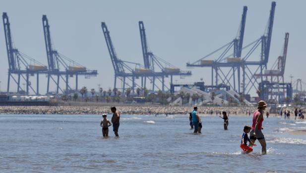 Valencia fase 1: las playas se llenan de bañistas pese al aumento del índice de contagio del Covid-19