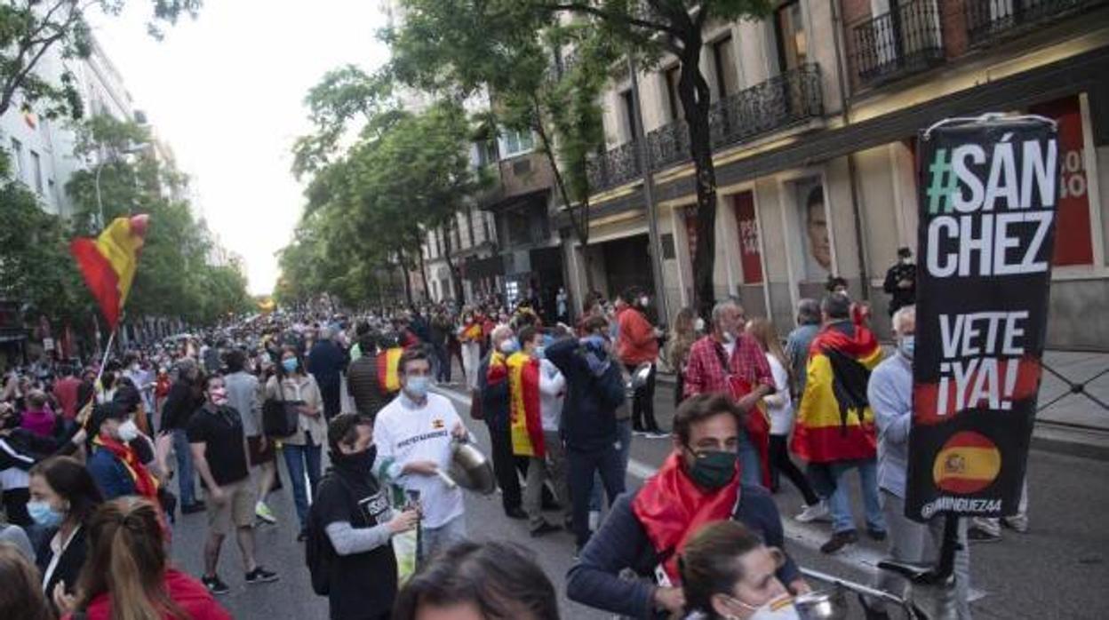 Manifestación en la puerta de Ferraz, sede del PSOE en Madrid