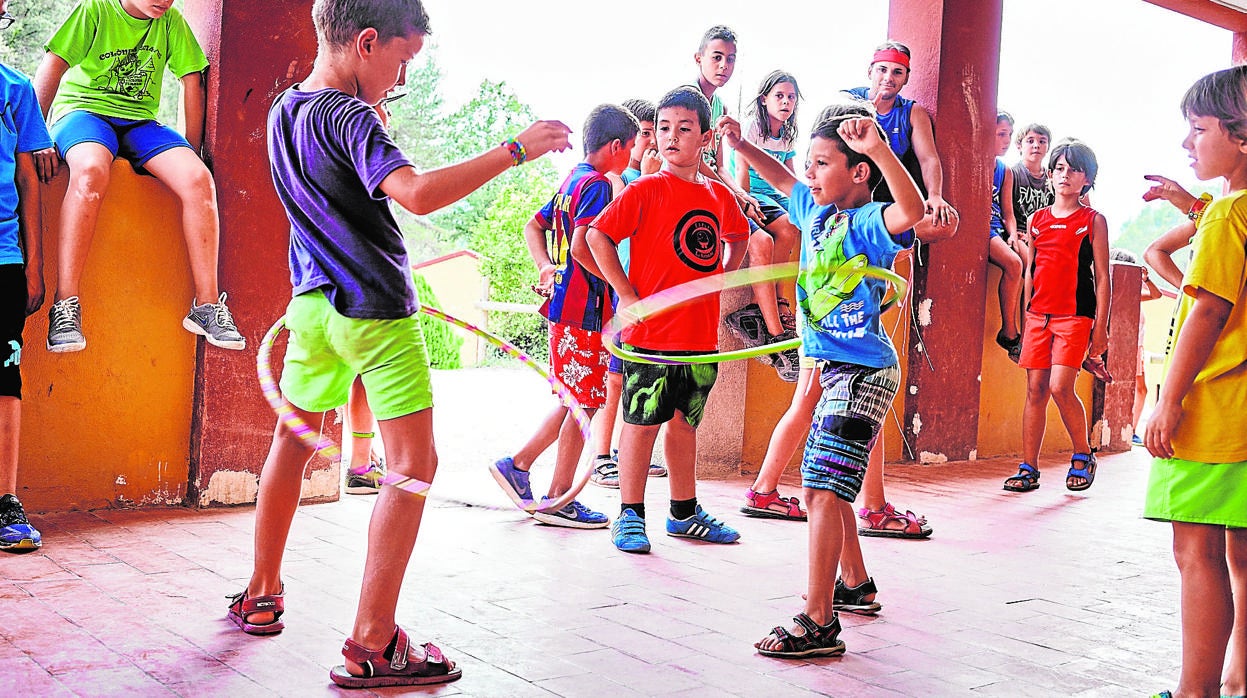 Un grupo de niños juega en un campamento de verano