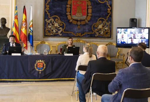 Un momento de la presentación, con asistentes por videoconferencia