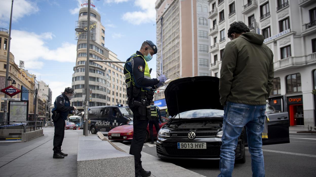 Un policía municipal durante un control en la Gran Vía