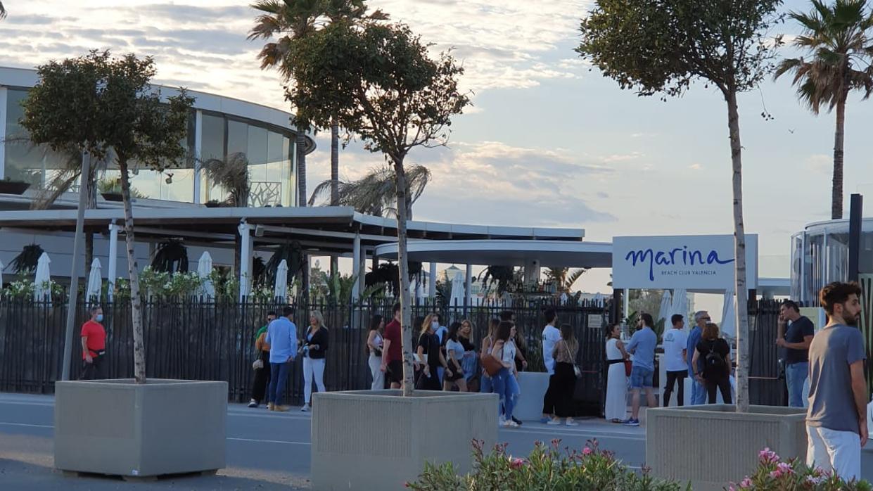 Imagen tomada este miércoles en la puerta de un local de ocio de Valencia