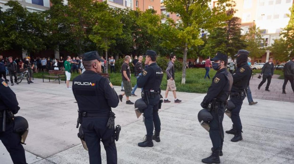 La Policía vigila una manifestación en Pamplona durante el estado de alarma