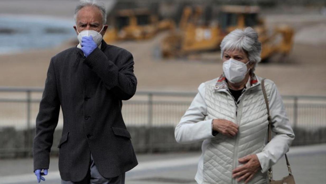 Dos personas con mascarilla esta mañana en La Coruña