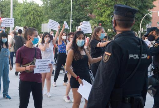 Varios policías vigilan a uno de los bloques enfrentados