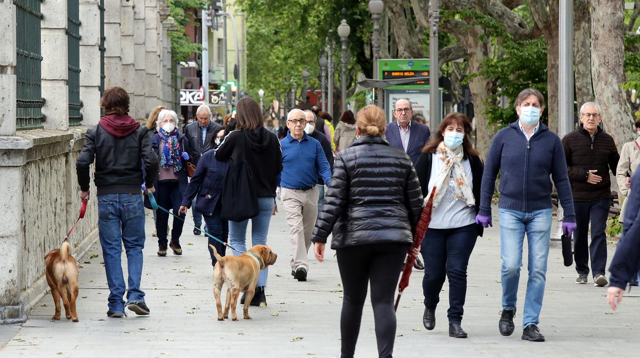 Gran cantidad de personas sale a la calle durante el horario de paseo a partir de las 20 horas en Valladolid, en la fase 0 de la desescalada en Castilla y León