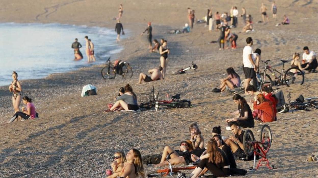 Decenas de ciudadanos, esta semana a primera hora de día en una playa de Barcelona