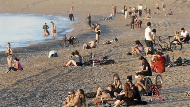 Una edil de Barcelona, sobre las playas: «Si seguimos así, las autoridades sanitarias nos pedirán pasos atrás»