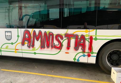 Siete encapuchados han «detenido y atacado» a primeras horas de este viernes en Azpeitia (Guipúzcoa) un autobús del servicio de Lurraldebus,