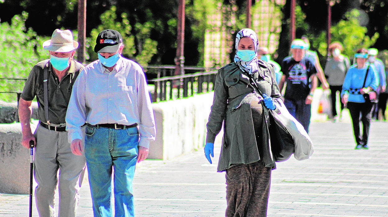 Vecinos de León de paseo