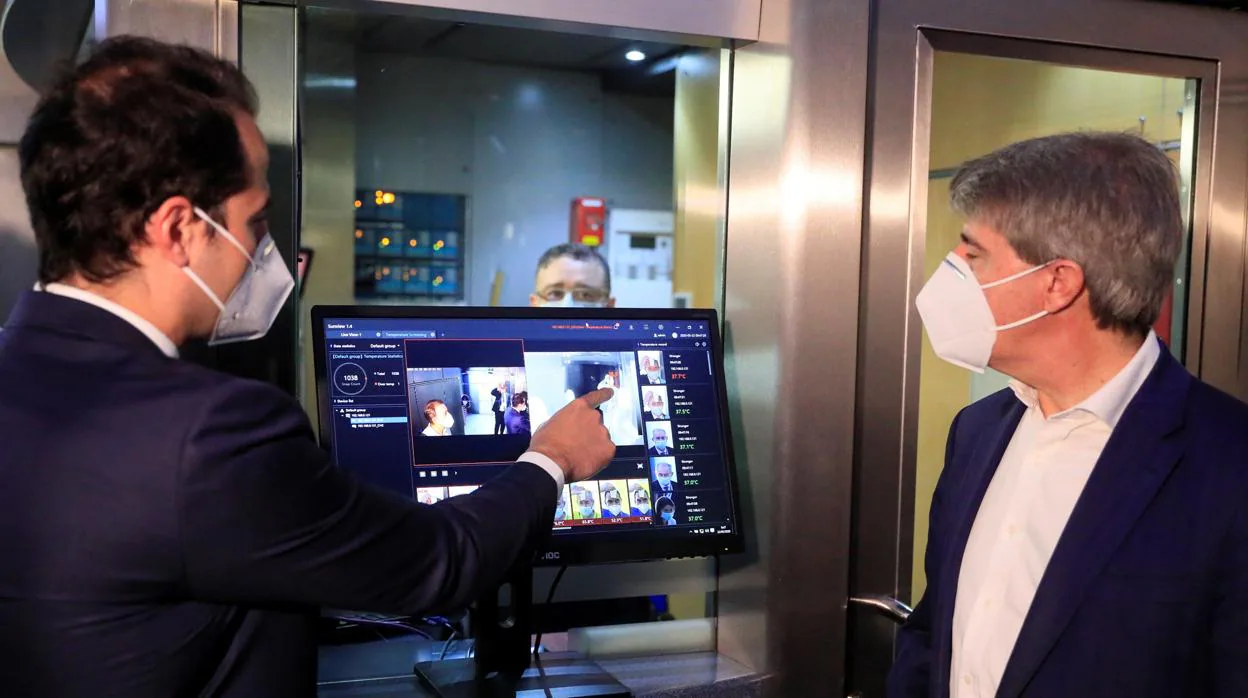 El vicepresidente Aguado y el consejero Garrido, en las instalaciones de Metro revisando los dispositivos de seguridad para trabajadores