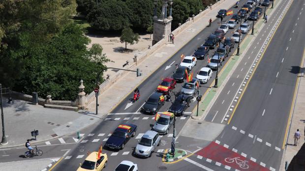 Multitudinaria protesta en Valencia contra la gestión del Gobierno con el coronavirus