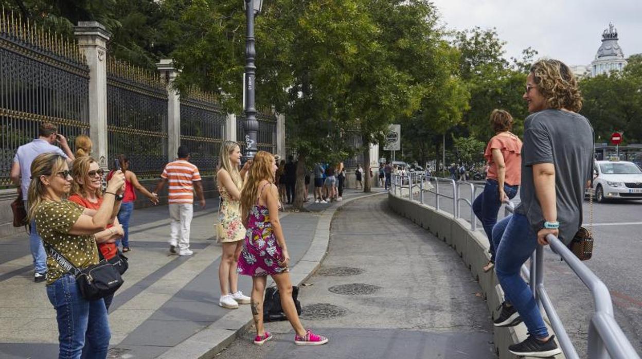Un grupo de turistas se fotografía frente a la Cibeles