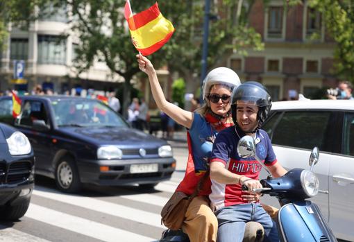 En coche y en moto, cientos de vehículos secundaron la protesta en Zaragoza