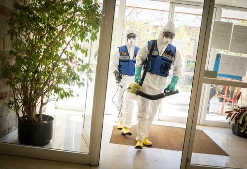 El Gietma de la UME, en una misión de desinfección en una residencia de ancianos