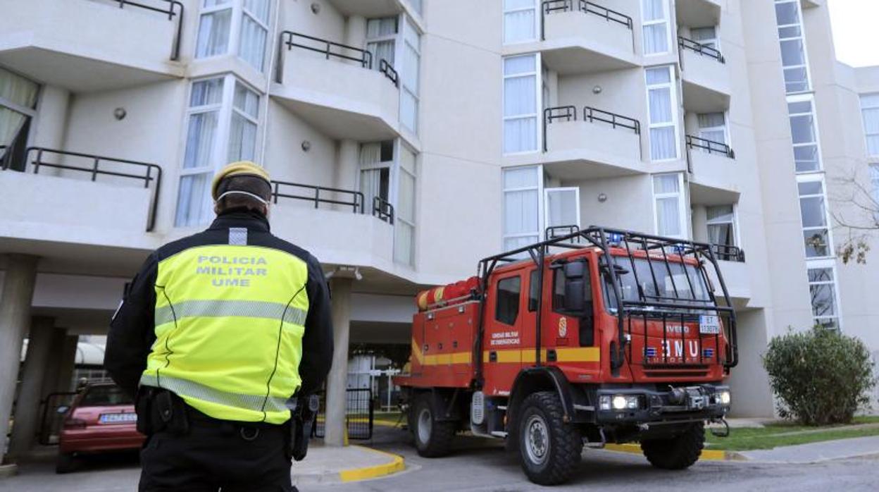 La UME desinfectando una residencia de mayores en Burriana por la pandemia del coronavirus