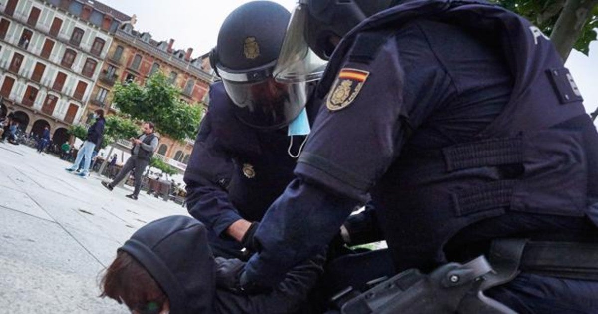 Un momento de la detención de una persona por la Policía Nacional en la Plaza del Castillo de Pamplona.