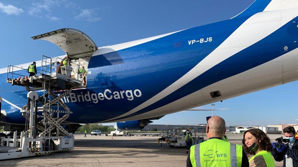 La presidenta Díaz Ayuso, recibiendo uno de los aviones que han llegado a la Comunidad de Madrid con material sanitario