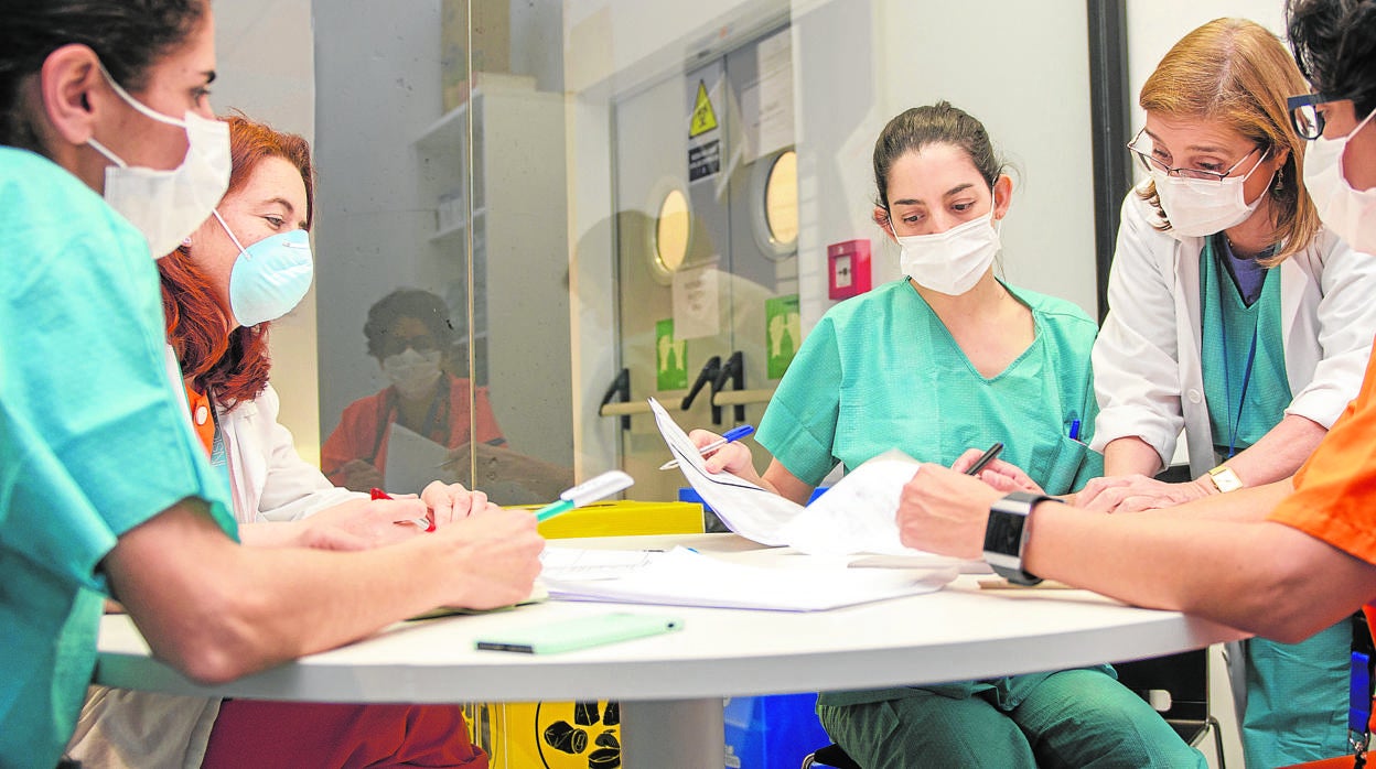 La doctora Patricia Muñoz, con parte de su equipo en el Laboratorio de Microbiología del Gregorio Marañón