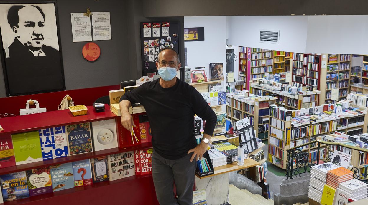 Juan, el encargado de la la librería Antonio Machado