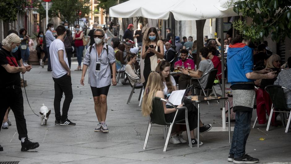 Las terrazas y plazas se abarrotan con el paseo de las ocho: «La hemos liado con las reservas»