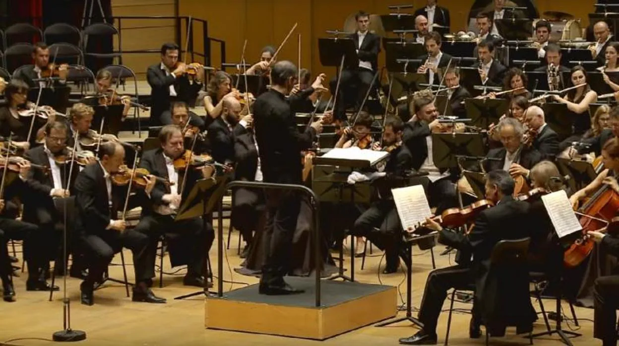 Orquesta Sinfónica de Galicia, dirigida por su titular, Dima Slobodeniouk